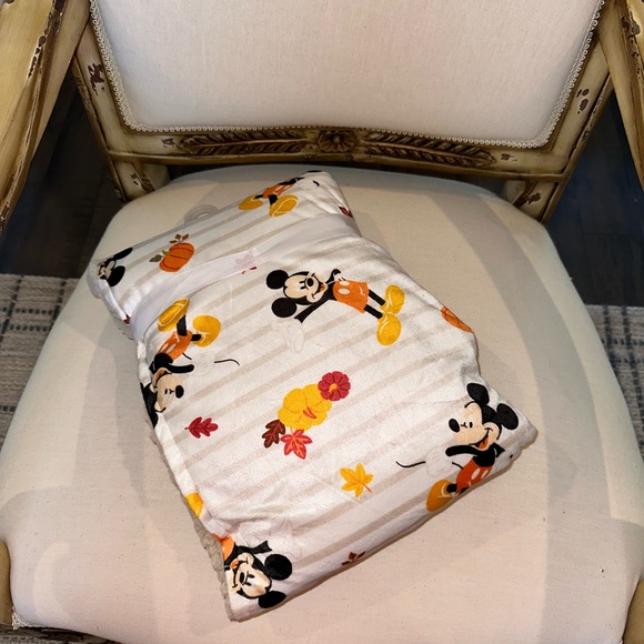 ✨NWT✨ Disney Mickey Mouse Reversible Plush Sherpa Baby Blanket Fall Pumpkins - Picture 5 of 5